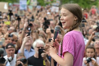 Greta Thunberg spricht auf einer Fridays For Future-Demonstration in Berlin: Vor einem Jahr kannte niemand die Jugendliche, nun ist sie weltberühmt. (Archivbild)