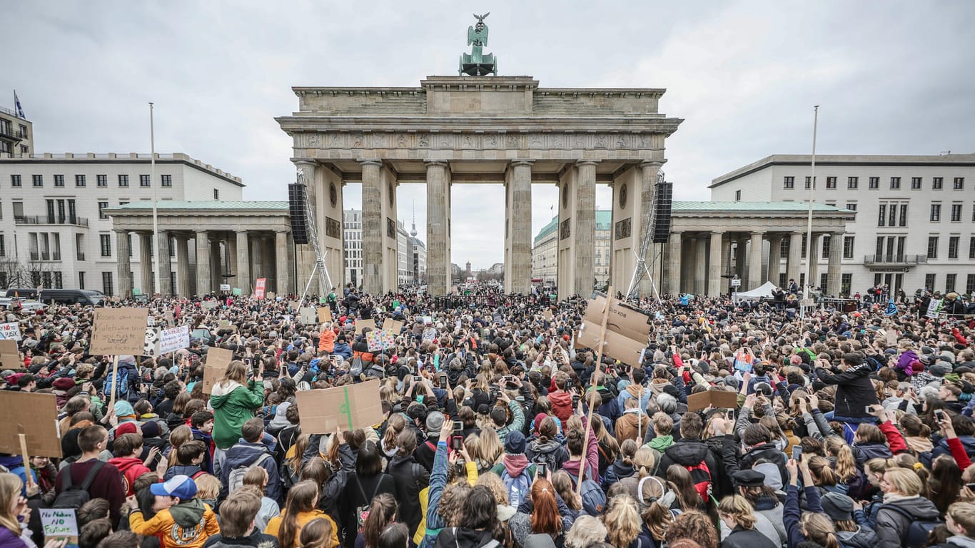 Eine Demonstration der Fridays for Future vor dem Brandenburger Tor in Berlin: In zahlreichen Ländern streiken Schüler inzwischen freitags für das Klima.