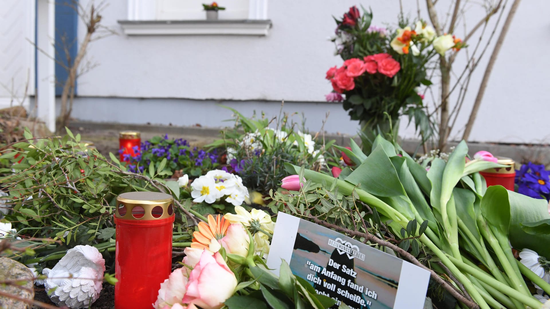 Kerzen und Blumen stehen vor dem Eingang des Hauses, in dem Maria erstochen wurde: Einen Monat nach dem Mord nahm die Polizei die Tatverdächtigen fest. (Archivbild)