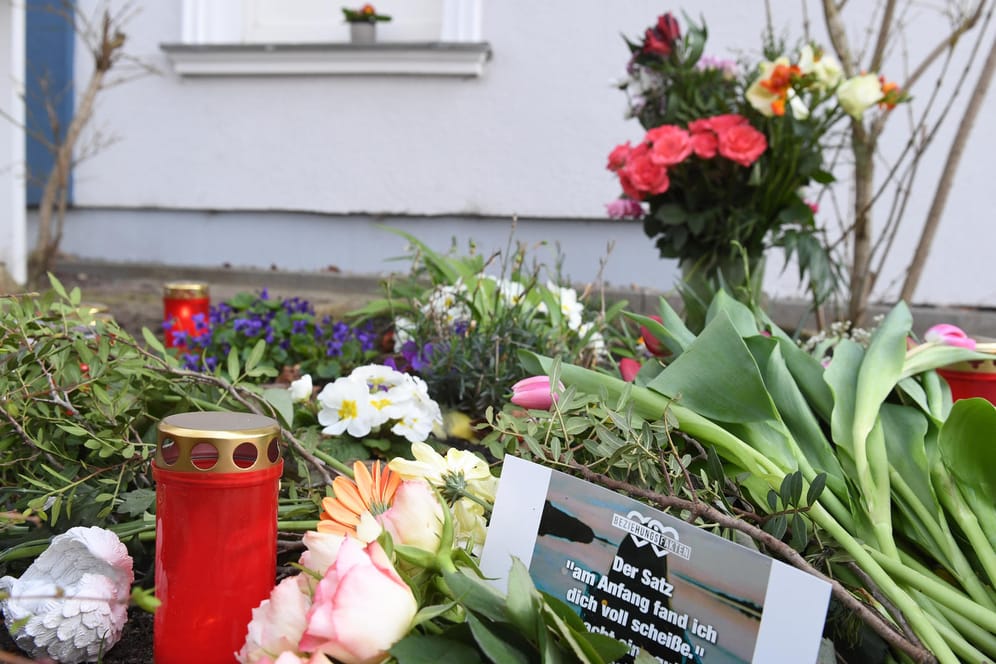 Kerzen und Blumen stehen vor dem Eingang des Hauses, in dem Maria erstochen wurde: Einen Monat nach dem Mord nahm die Polizei die Tatverdächtigen fest. (Archivbild)