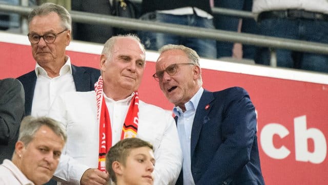 Bayern-Vorstand Karl-Heinz Rummenigge (r), hier im Gespräch mit Präsident Uli Hoeneß, flog mit nach Barcelona. Bayern-Vorstand Karl-Heinz Rummenigge (r), hier im Gespräch mit Präsident Uli Hoeneß, flog mit nach Barcelona.