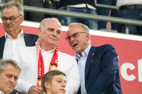 Bayern-Vorstand Karl-Heinz Rummenigge (r), hier im Gespräch mit Präsident Uli Hoeneß, flog mit nach Barcelona.