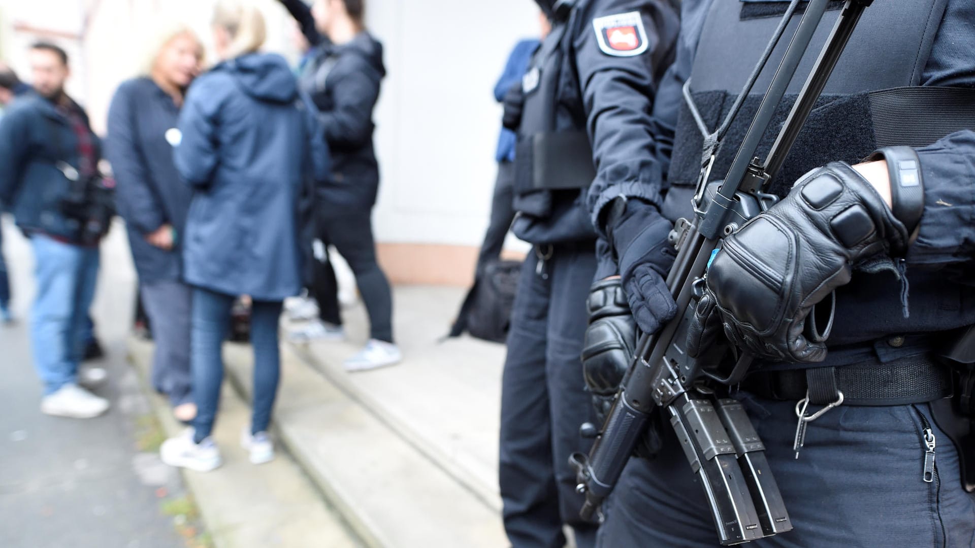 Polizisten beim Prozessauftakt vor dem Gerichtsgebäude: Die Verhandlung steht unter strengen Schutzmaßnahmen.