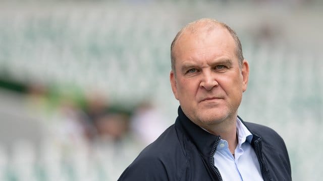 Wolfsburgs Geschäftsführer Jörg Schmadtke wurde von den Fans des 1. Wolfsburgs Geschäftsführer Jörg Schmadtke wurde von den Fans des 1.