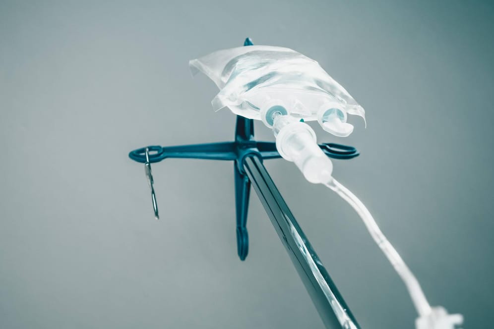Ein Tropf: Der Mann griff mit einem Stativ für Transfusionen die anderen Patienten an. (Symbolbild)