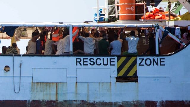 Aus dem Meer gerettete Migranten auf dem Deck des Rettungsschiffes "Open Arms". Aus dem Meer gerettete Migranten auf dem Deck des Rettungsschiffes "Open Arms".