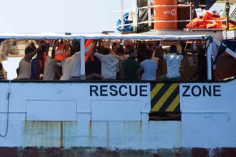 Aus dem Meer gerettete Migranten auf dem Deck des Rettungsschiffes "Open Arms".