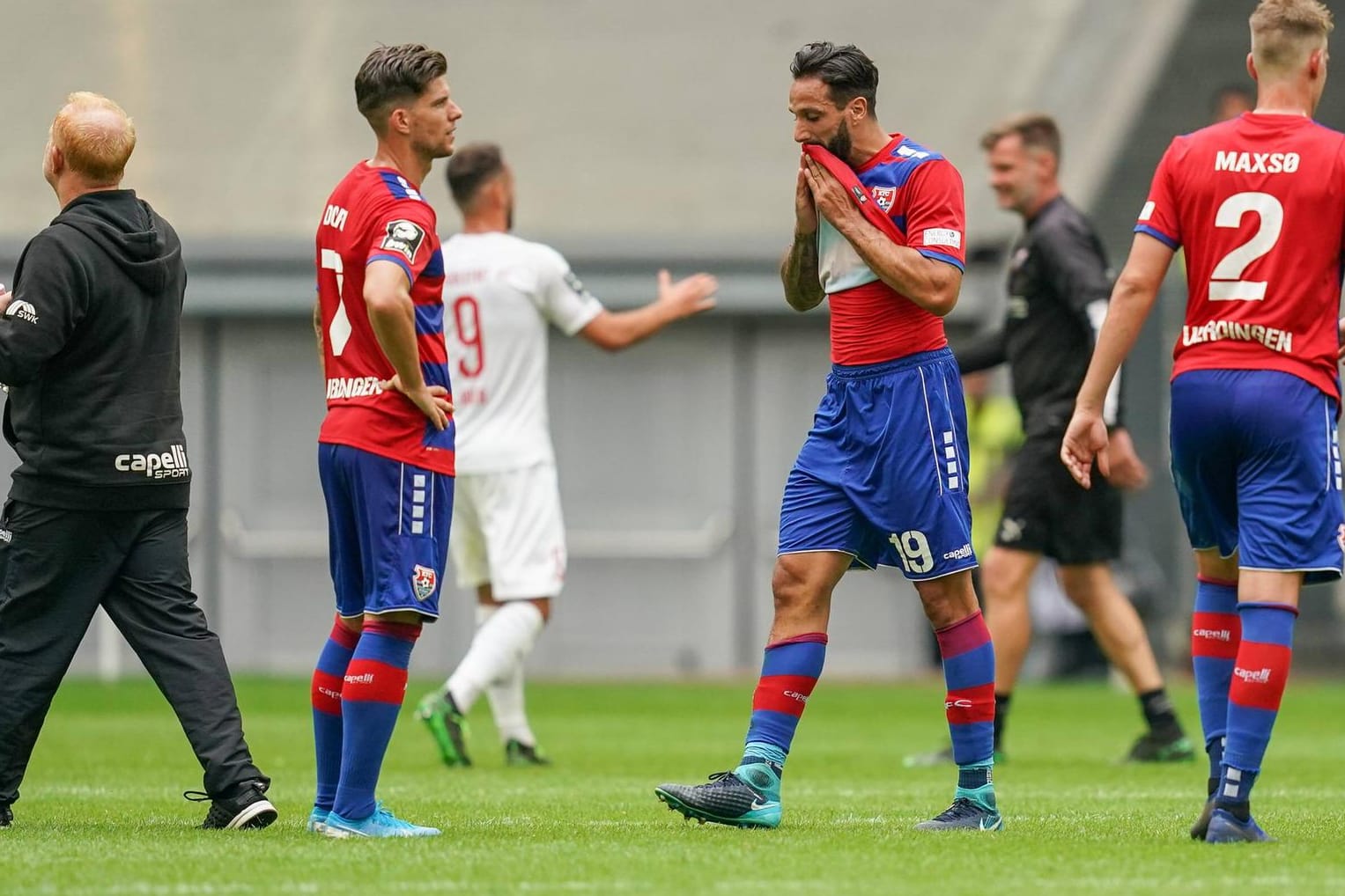 Spieler des KFC Uerdingen nach Anpfiff der Partie: Kurz vor Spielende wurde ein 79-Jähriger auf der Tribüne schwer verletzt. Die Polizei ermittelt.
