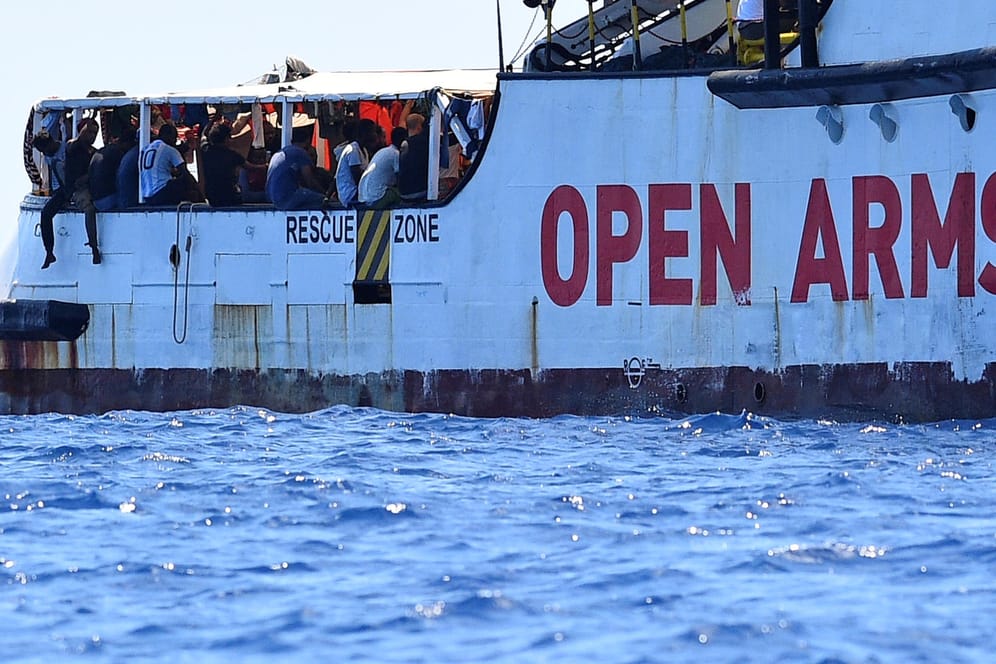 Das Rettungsschiff "Open Arms": Die Crew darf nun einen spanischen Hafen anlaufen.