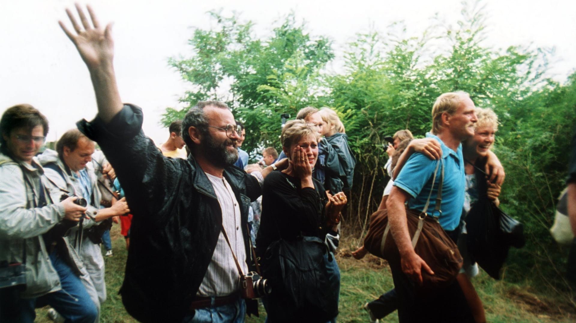 DDR-Flüchtlinge gehen durch das geöffnete Grenztor von Ungarn aus nach Österreich. Mehr als 600 DDR-Bürger drängten sich damals durch das Tor im Grenzzaun. (Archivbild)