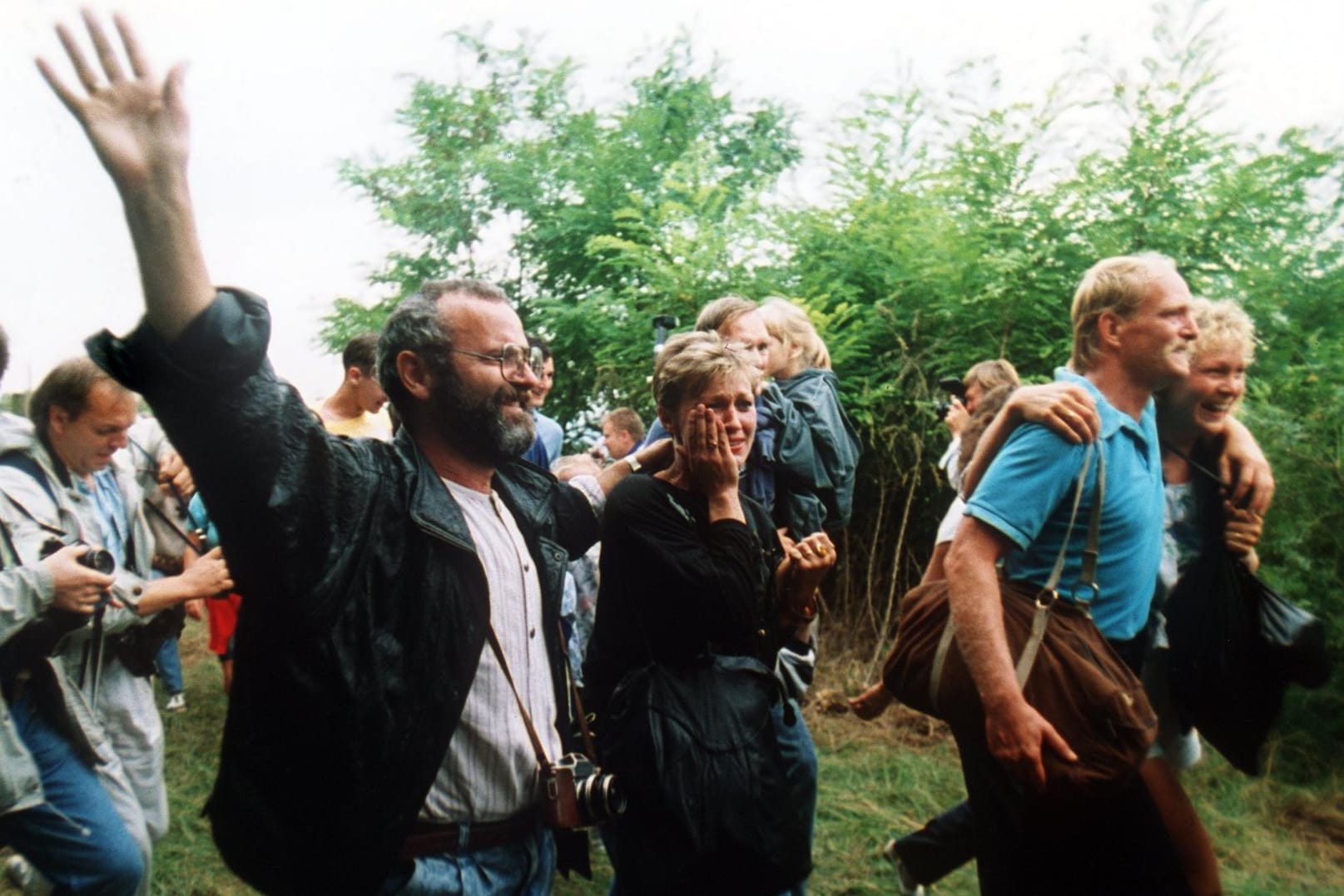 DDR-Flüchtlinge gehen durch das geöffnete Grenztor von Ungarn aus nach Österreich. Mehr als 600 DDR-Bürger drängten sich damals durch das Tor im Grenzzaun. (Archivbild)