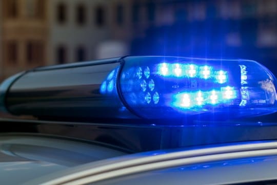 Das Blaulicht auf einem Fahrzeug der Polizei: In Frankreich haben Ermittler einen grausigen Fund gemacht.