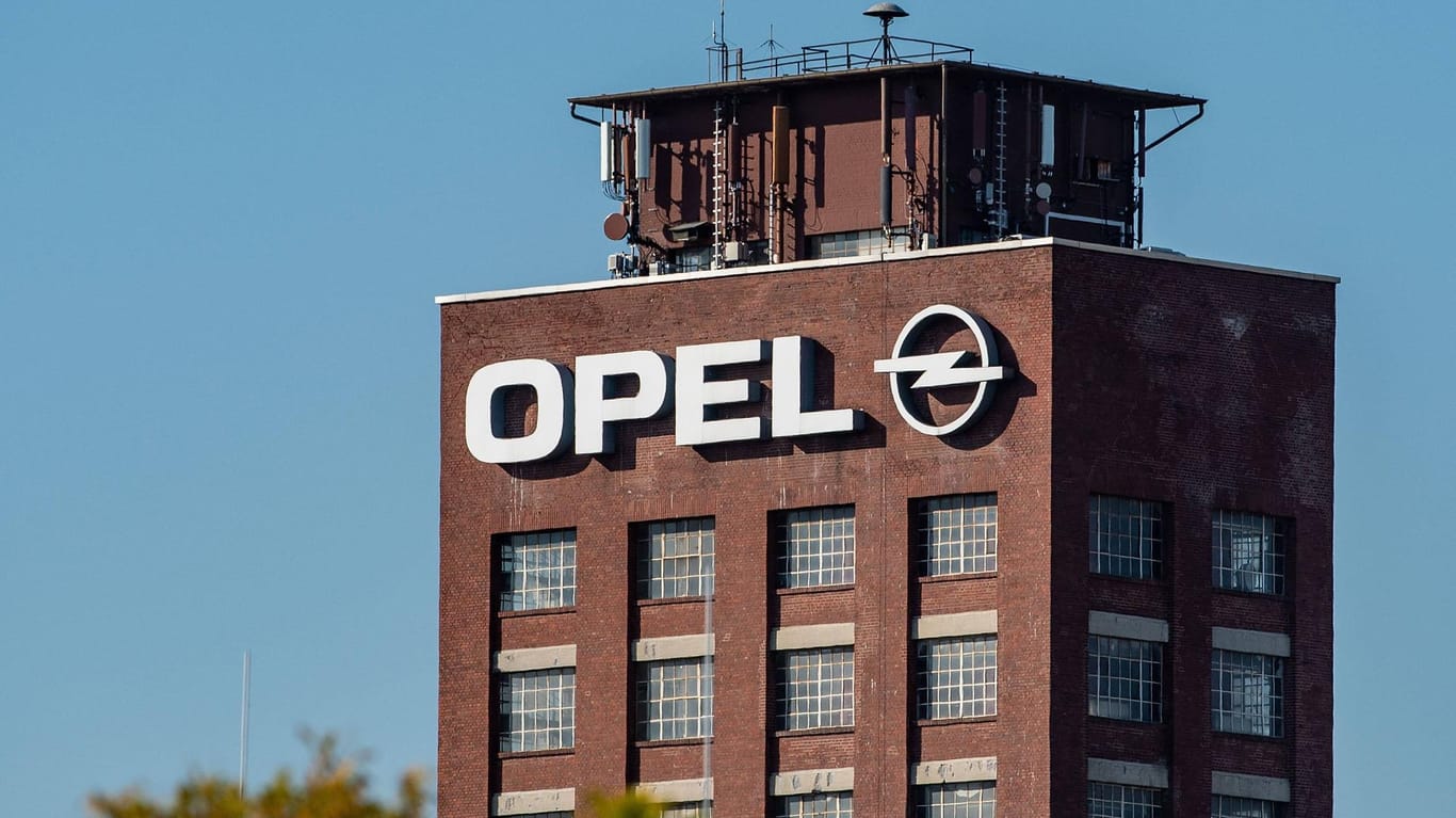 Das Logo von Opel an der Firmenzentrale: Um die Rentabilitätsvorgaben des neuen Eigentümers zu erfüllen, sind die Lohnkosten zu hoch. (Archivbild)