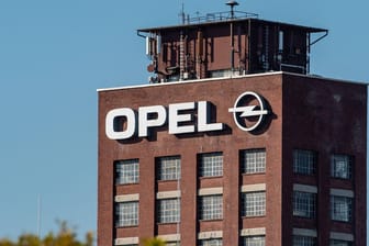 Das Logo von Opel an der Firmenzentrale: Um die Rentabilitätsvorgaben des neuen Eigentümers zu erfüllen, sind die Lohnkosten zu hoch. (Archivbild)
