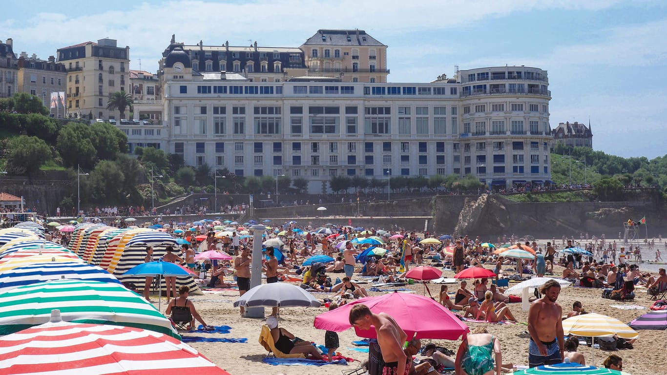 Der Große Strand von Biarritz vor dem Bellevue-Kongresszentrum: Viele Einwohner wollen die Stadt während des Gipfels verlassen. (Archivbild)
