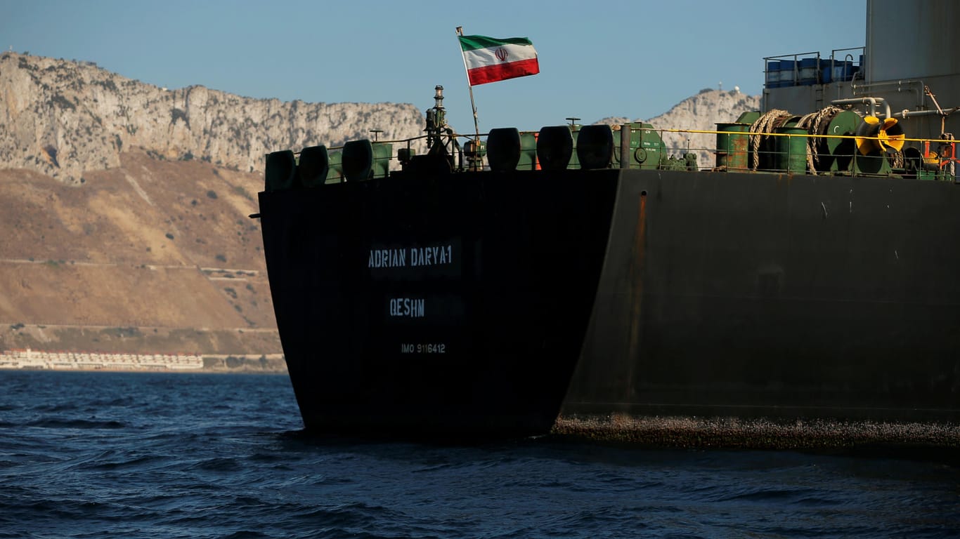 Die iranische Fahne an dem Tanker: Die "Grace 1" wird unter iranischer Flagge und dem neuen Namen "Adrian Darya" weitersegeln.