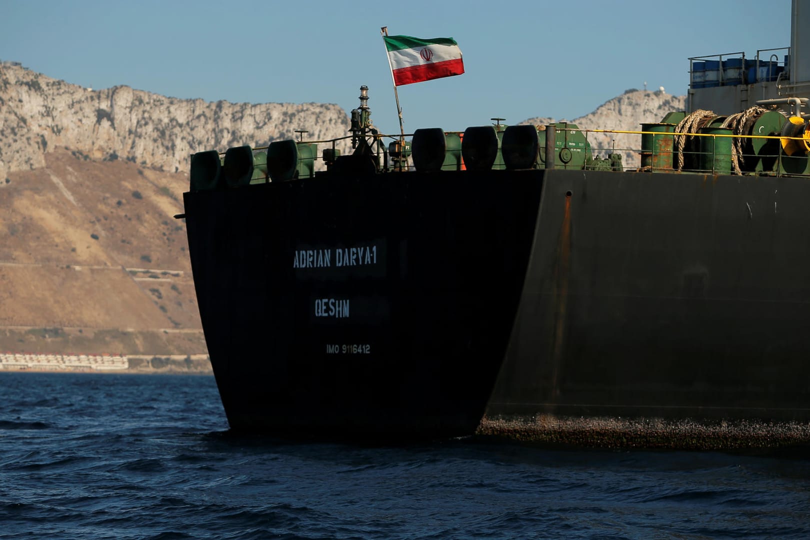 Die iranische Fahne an dem Tanker: Die "Grace 1" wird unter iranischer Flagge und dem neuen Namen "Adrian Darya" weitersegeln.