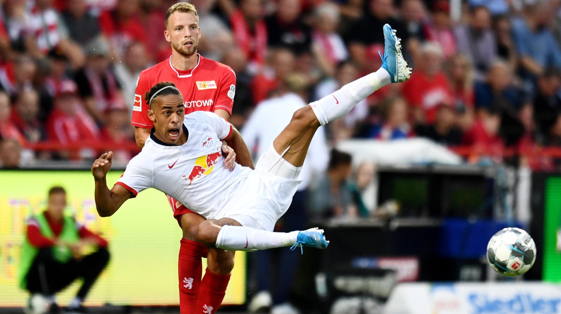 Leipzig um Yussuf Poulsen (re.) gibt sich bei Unions Bundesliga-Premiere keine Blöße.