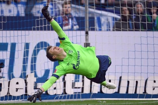 Alexander Nübel muss wegen seines Ausrüster-Wechsels heftige Kritik einstecken.