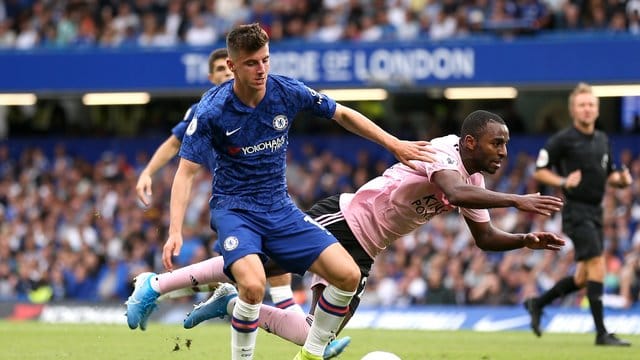 Chelseas Mason Mount (l) im Duell mit Ricardo Pereira von Leicester City.