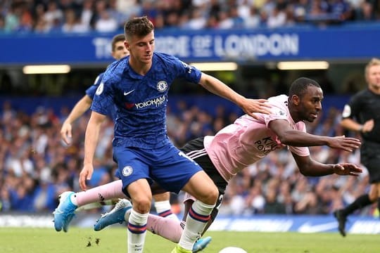 Chelseas Mason Mount (l) im Duell mit Ricardo Pereira von Leicester City.