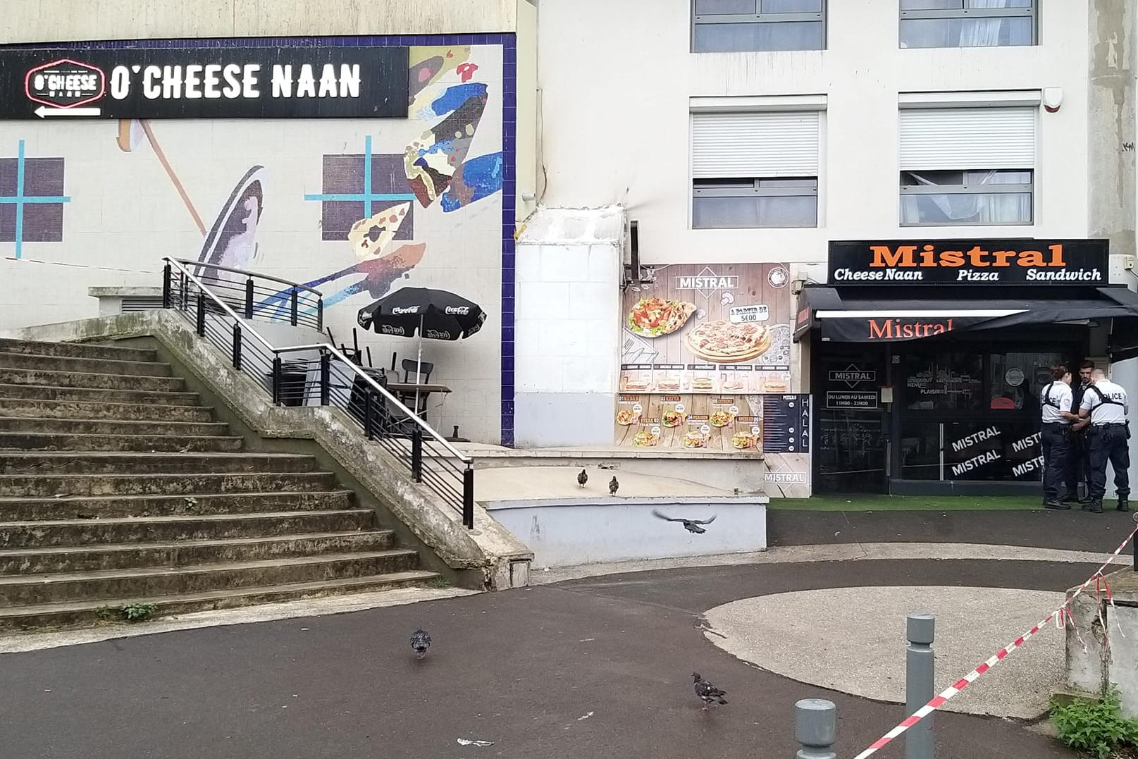 Polizisten stehen vor einem Schnellrestaurant in einem Vorort von Paris, in dem ein Kunde einen Angestellten erschossen haben soll.