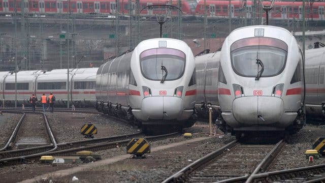 ICE-Züge der Bahn stehen am Frankfurter Hauptbahnhof. ICE-Züge der Bahn stehen am Frankfurter Hauptbahnhof.
