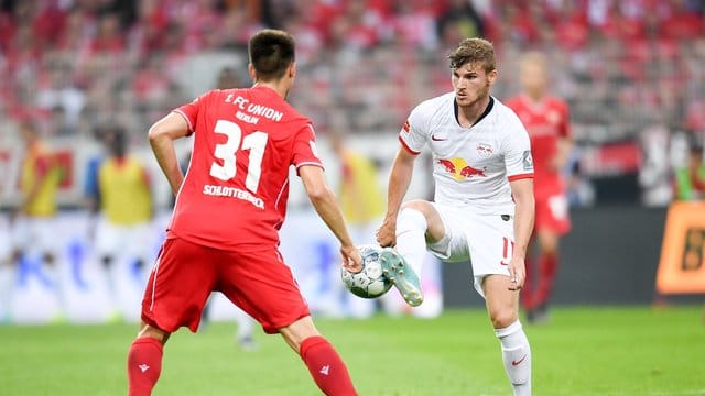 Leipzigs Timo Werner (r) wird Medienberichten zufolge in diesem Sommer nicht nach München wechseln. Leipzigs Timo Werner (r) wird Medienberichten zufolge in diesem Sommer nicht nach München wechseln.