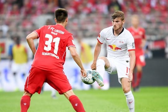 Leipzigs Timo Werner (r) wird Medienberichten zufolge in diesem Sommer nicht nach München wechseln.