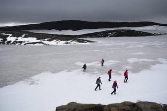 Zahlreiche Menschen wandern über die Reste des Okjökull zu einer Gedenkveranstaltung für den vergangenen Gletscher.