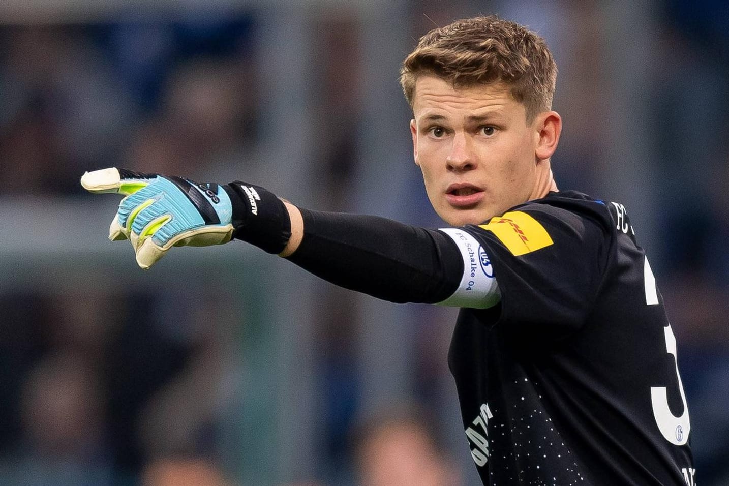 Schalkes Torhüter Alexander Nübel wird von seinem Ex-Ausrüster "Mangelnde Sozialkompetenz" vorgeworfen.