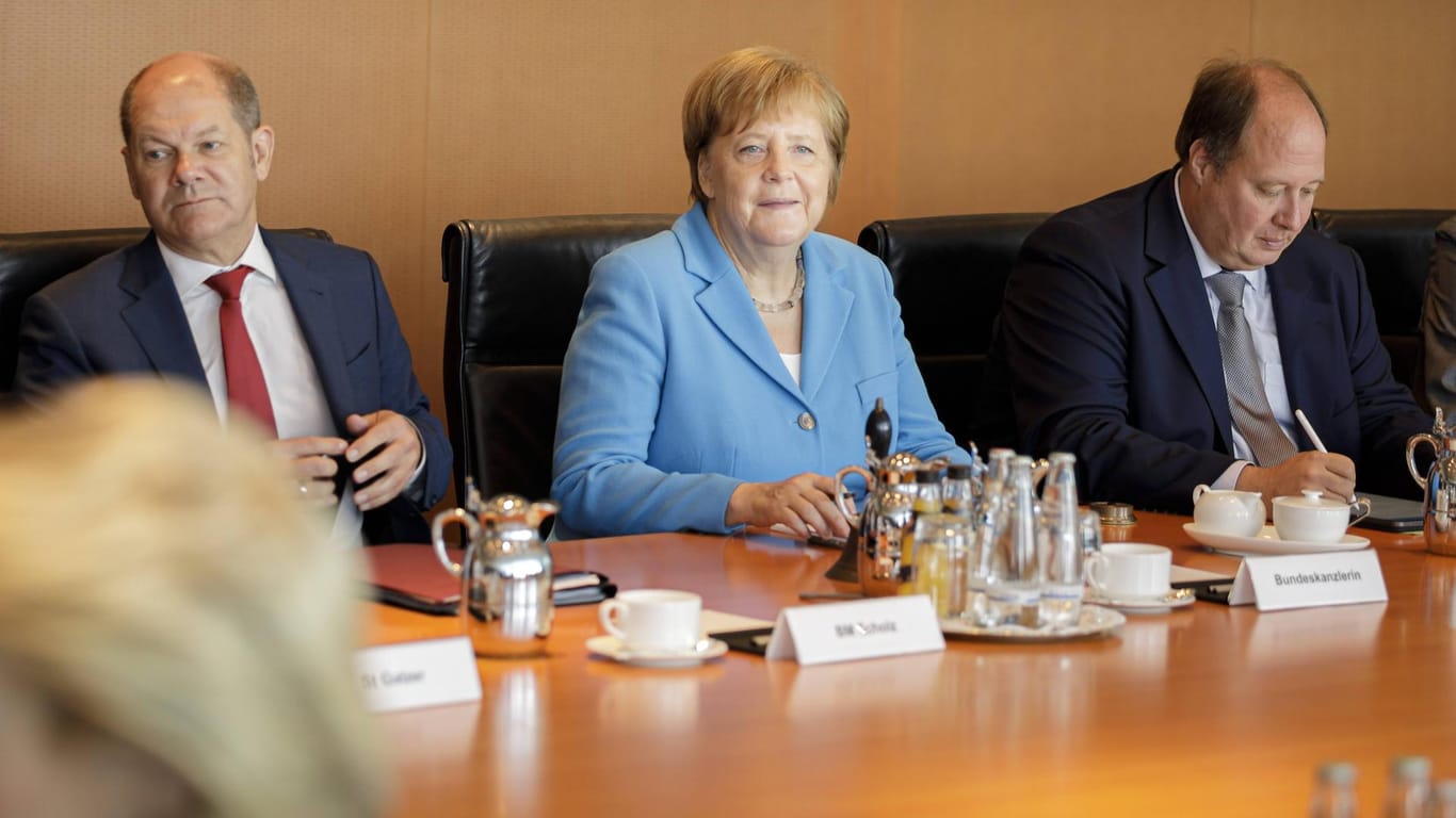 Kanzlerin Angela Merkel, Finanzminister Olaf Scholz und der Chef des Kanzleramts Helge Braun vor einer Kabinettssitzung im Bundeskanzleramt.