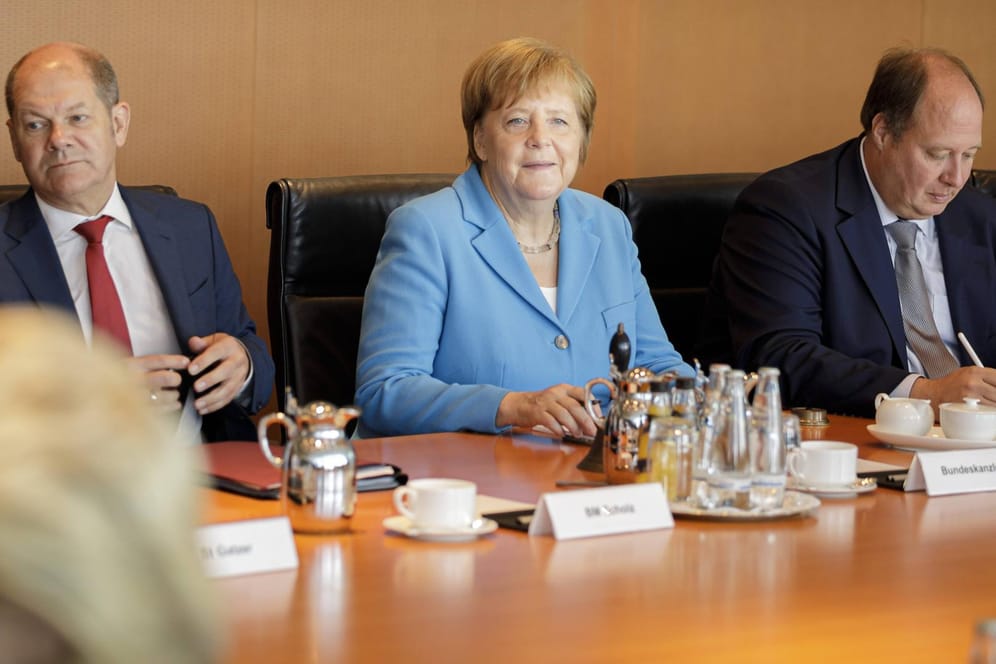 Kanzlerin Angela Merkel, Finanzminister Olaf Scholz und der Chef des Kanzleramts Helge Braun vor einer Kabinettssitzung im Bundeskanzleramt.
