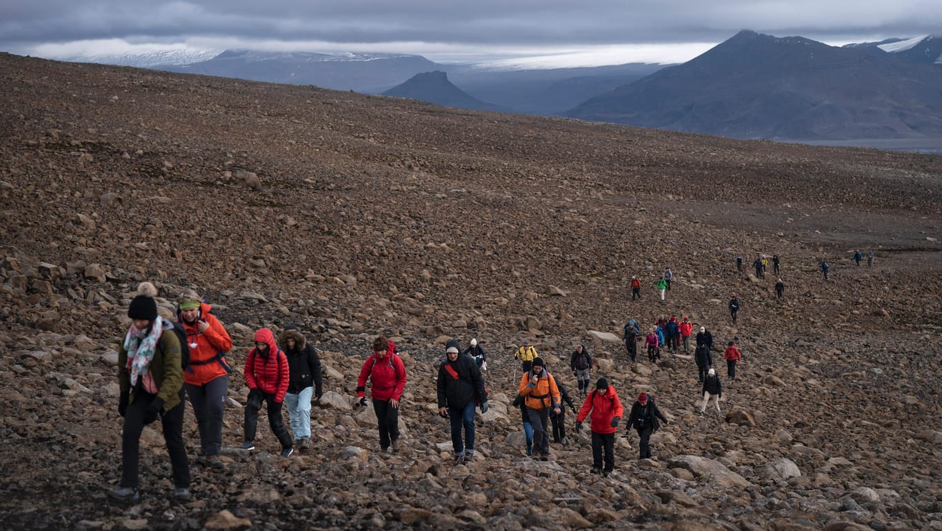 Okjokull: Zahlreiche Menschen wandern über das Geröll am Okjökull zu einer Gedenkveranstaltung für den vergangenen Gletscher.