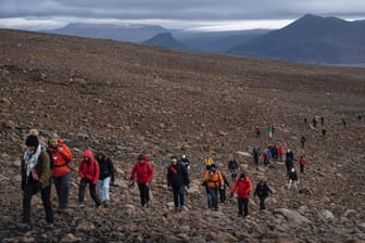 Okjokull: Zahlreiche Menschen wandern über das Geröll am Okjökull zu einer Gedenkveranstaltung für den vergangenen Gletscher.