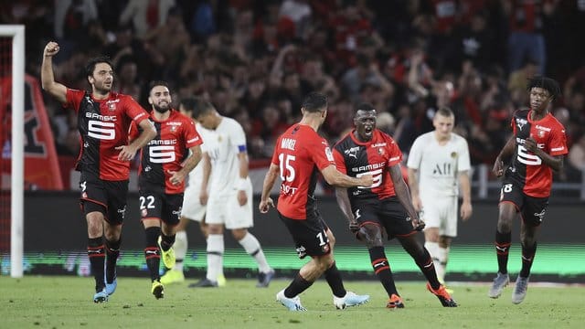 Rückschlag für PSG: Im zweiten Saisonsspiel setzte es gegen Rennes die erste Niederlage. Rückschlag für PSG: Im zweiten Saisonsspiel setzte es gegen Rennes die erste Niederlage.