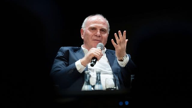Uli Hoeneß hat seinen Rückzug als Vereinspräsident und Aufsichtsratschef bestätigt. Uli Hoeneß hat seinen Rückzug als Vereinspräsident und Aufsichtsratschef bestätigt.