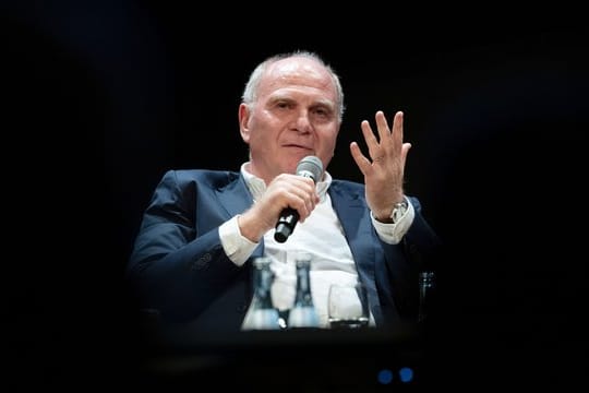 Uli Hoeneß hat seinen Rückzug als Vereinspräsident und Aufsichtsratschef bestätigt.