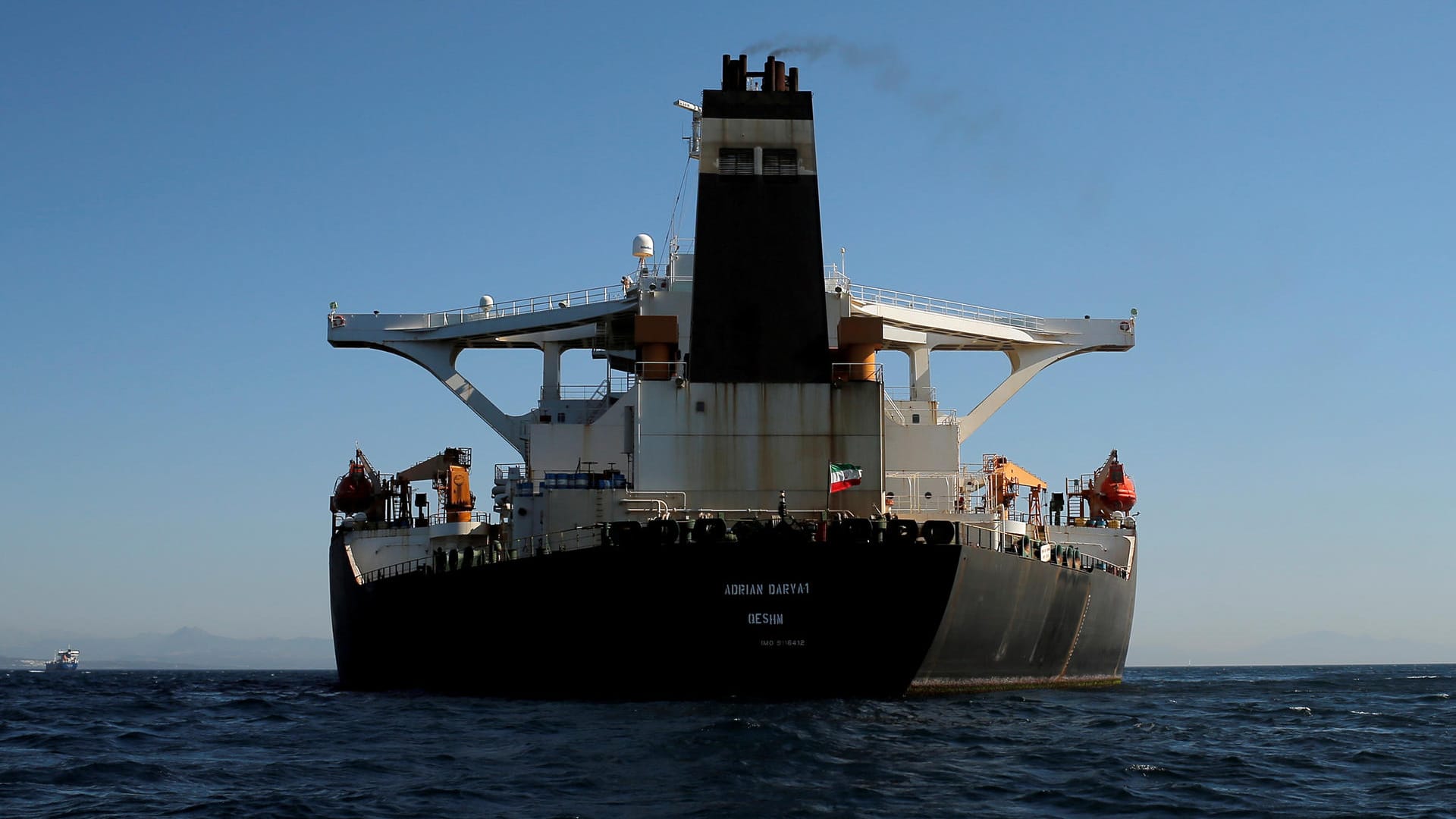 Der Supertanker "Adrian Darya 1" liegt in den Gewässern von Gibraltar: Das oberste Gericht des britischen Überseegebiets an der Südspitze der iberischen Halbinsel hatte dem Tanker bereits am Donnerstag freie Fahrt gewährt.