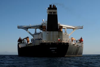 Der Supertanker "Adrian Darya 1" liegt in den Gewässern von Gibraltar: Das oberste Gericht des britischen Überseegebiets an der Südspitze der iberischen Halbinsel hatte dem Tanker bereits am Donnerstag freie Fahrt gewährt.