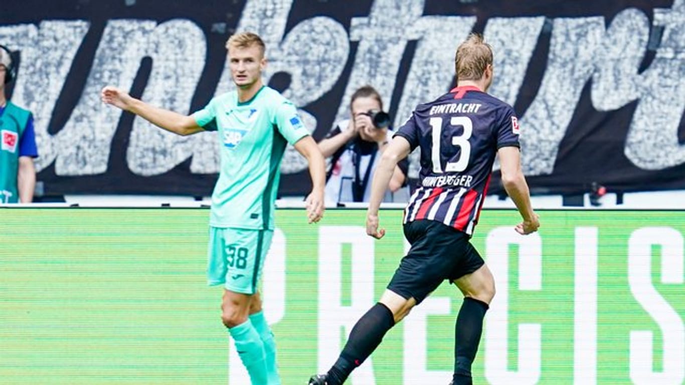 Martin Hinteregger (r) erzielte den zweitschnellsten Treffer der Eintracht-Geschichte.