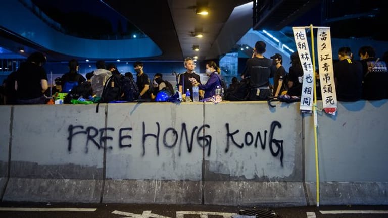 Allen Drohungen aus Peking zum Trotz sind in Hongkong wieder mehr als eine Million Anhänger der Demokratiebewegung auf die Straße gegangen.