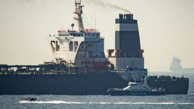 Der Supertanker "Grace 1" neben einem Schiff der britischen Marine in den Gewässern von Gibraltar. Der Supertanker "Grace 1" neben einem Schiff der britischen Marine in den Gewässern von Gibraltar.