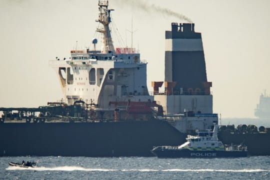 Der Supertanker "Grace 1" neben einem Schiff der britischen Marine in den Gewässern von Gibraltar.
