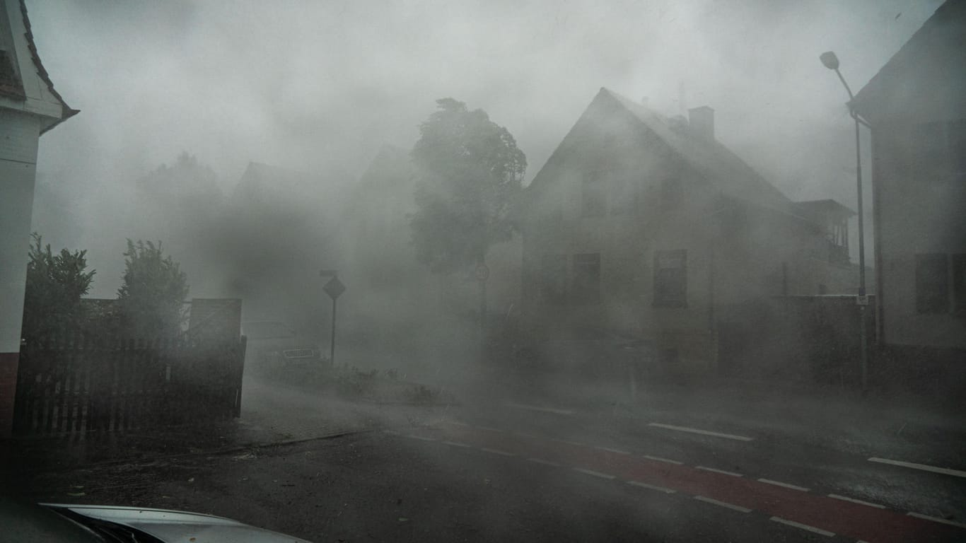 Langen in Südhessen: Ein starkes Gewitter mit Sturmböen ist durch die Straßen der Stadt gezogen.