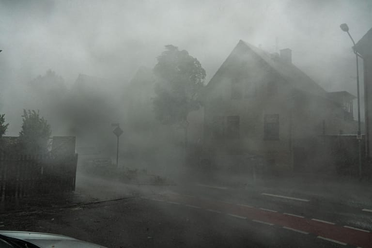 Langen in Südhessen: Ein starkes Gewitter mit Sturmböen ist durch die Straßen der Stadt gezogen.