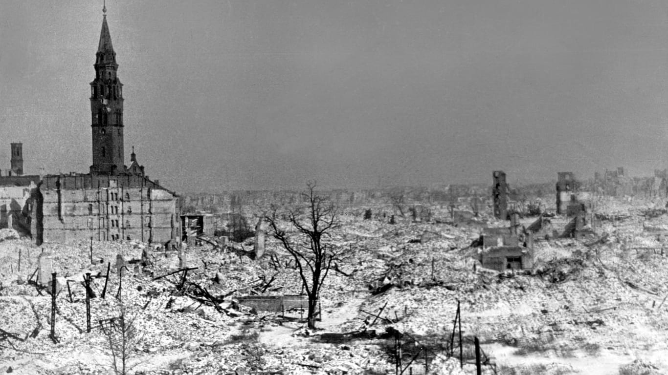 Blick auf das zerstörte Warschau, 1944: Kurz vor dem 80. Jahrestag des Beginns des Zweiten Weltkriegs beklagt die polnische Regierung eine deutliche Benachteiligung bei den deutschen Reparationszahlungen.