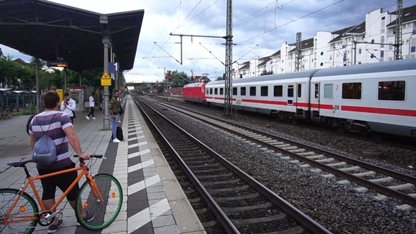 Stillstand am Langener Bahnhof: Zwischen Mannheim und Frankfurt war nach dem Unwetter zeitweilig kein Zugverkehr möglich.