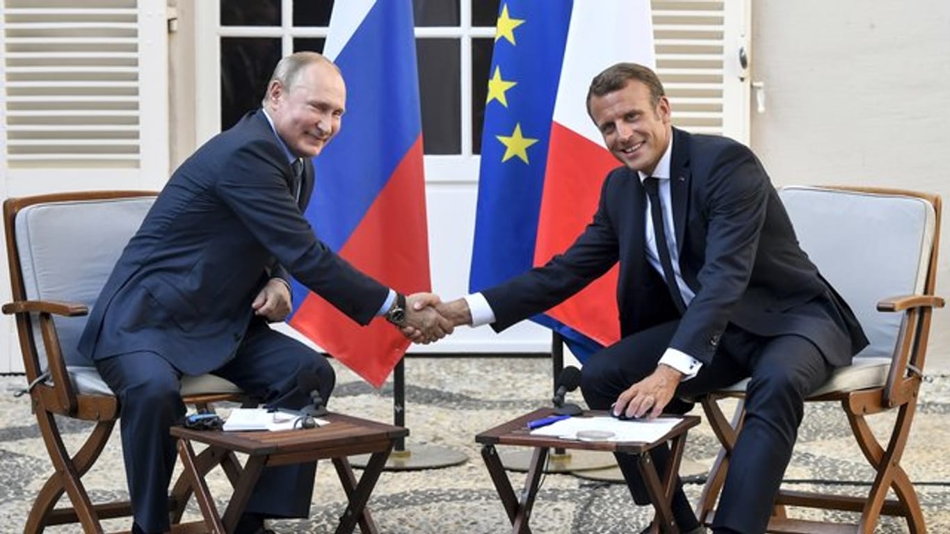 Frankreichs Präsident Emmanuel Macron (r) empfängt seinen russischen Amtskollegen Wladimir Putin im Fort Brégançon.