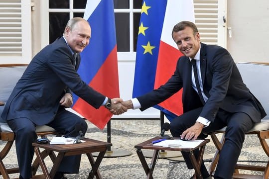 Frankreichs Präsident Emmanuel Macron (r) empfängt seinen russischen Amtskollegen Wladimir Putin im Fort Brégançon.